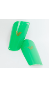 สนับแข้งฟุตบอล Victory V-Guard ทรงโค้งกระชับหน้าแข้ง ไม่หลุดง่าย น้ำหนักเบามาก วิ่งได้พริ้วไม่ถ่วงขา