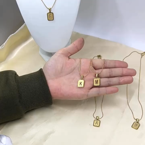 สร้อยตัวอักษร ทรายสีทอง 18K จีต สร้อยคอสเตนเลส สีทอง สําหรับผู้หญิง