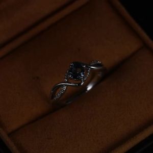Nhẫn Thiết Kế Xoắn Thanh Lịch Dành Cho Nữ Với Màu Xanh Lấp Lánh CZ Tiệc Thời Trang Đính Hôn Phụ Kiện Quý Phái Dành Cho Quý Cô Trang Sức Cubic Zirconia Tinh Tế