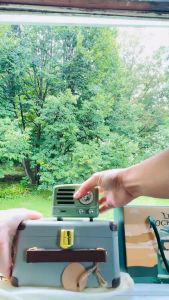 （กระเป๋าผ้าสักหลาด ฟรี）MUZEN OTR Metal MW-2AI ลำโพงบลูทูธพกพา พร้อมปุ่มหมุนสไตล์ย้อนยุคสำหรับจูนเนอร์ วิทยุ FM พร้อมเคสใส่กระเป๋าเดินทาง ลำโพงบลูทูธไร้สายพร้อมเสียงสเตอริโอดัง สีเขียว