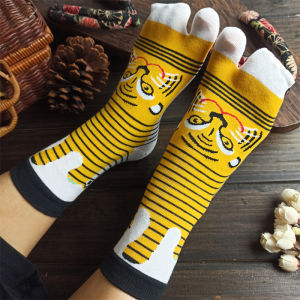 ถุงเท้าผู้หญิงลายสัตว์การ์ตูนญี่ปุ่นแบบแยกนิ้ว ถุงเท้าผ้าฝ้ายแท้ ถุงเท้าลายปลาแดงและฟ้า สไตล์หวานๆ สำหรับใส่ในบ้าน