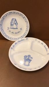 Corelle USA - In The Garden - Combo 01 Dĩa Khay 26cm + 01 Dĩa Cạn 21cm Hoạ Tiết Vườn Nhà