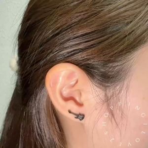 D17 Titanium Steel Black Music Guitar Stud Earrings Titanium Steel Cut Earrings Anti-allergic男生朋克个性黑色音乐吉他耳钉防敏感