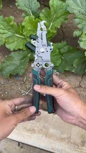 CODฟรีค่าส่ง รุ่นใหม่ล่าสุดคีมปอกสายไฟ คีมช่างไฟฟ้าวัสดุสแตนเลส ตัดได้ทั้งสายอ่อนและสายแข็งคีมอเนกประสงค์ สามารถใช้เป็นประแจได้ด้วย