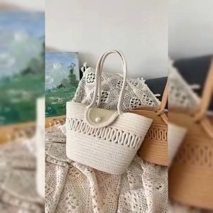 LHMoonlight แนะนำ  กระเป๋าแฟชั่นผู้หญิงรุ่นใหม่ ดีเทลดีมาก สวยน่ารักละมุนใจสุดๆ จับแมทช์ได้ง่าย ใส่กับชุดไหนก็เข้า ราคาถูก  มาจับมาจองกันได้