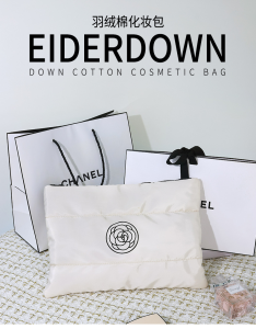 WE 3879 = 手拿化妆包 Holding a makeup bag