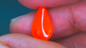 พลอยโอปอลไฟสีส้ม น้ำหนัก 2.74 กะรัต ประดับด้วยพลอยแท้ธรรมชาติ 100% สีหายาก เหมาะสำหรับทำแหวนและจี้