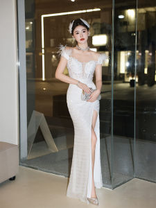 ชุดราตรีสีขาว ทรงยาว ไหล่เดียว ขนนกพิราบ ประดับเลื่อม ชุดรับแขก ชุดเดรสสำหรับงานแต่งงาน ชุดเดรสสำหรับงานปาร์ตี้