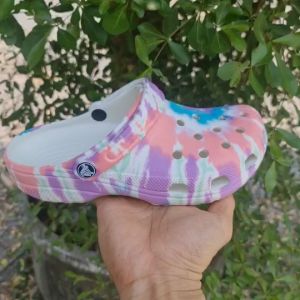 Crocs Classic Clog มี18สี/Buy1pair Get free 2 Jibbitzs=50฿/ รองเท้าหัวโตใส่ได้ทั้งผู้ชายและผู้หญิง รองเท้าแตะที่เบาและนี่มใส่สบายใส่สวยที่คนรุ่นไหม่นิยมใส่กัน