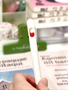 Pen Tanda Tangan Hitam Putih Cinta Bergerak Untuk Pelajar Cepat Kering Licin Cantik Love Beating Rotating Refill Gel Pen Student Ballpoint Pen Gift 爱心跳动旋转出芯中性笔学生CS笔头按动速干刷题笔专用黑色水笔情侣款女顺滑好用好看的签字笔圆珠笔芯 A028