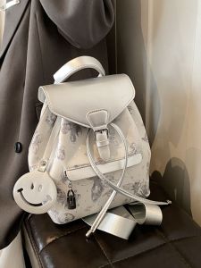 กระเป๋าเป้สะพายหลังผู้หญิงแบบลำลองความจุขนาดใหญ่ 2024 กระเป๋าเป้สะพายหลังนักเรียนใหม่ที่ทันสมัย และอเนกประสงค์สำหรับการเดินทางฤดูร้อน