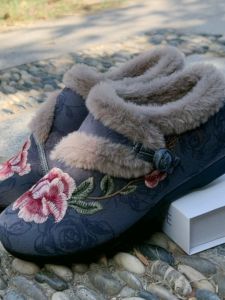 2024 Winter Traditional Beijing Cotton Shoes Womens Cotton Shoes Ethnic Style Thermal Mom Shoes Fleece-Lined Non-Slip Middle-Aged and Elderly Cotton Shoes Female