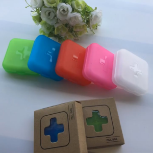 6x6cm มินิกล่องยาพกพา 4 ช่องกล่องเก็บยาอเนกประสงค์ป้องกันความชื้น (พร้อมจำหน่ายในสต็อก) G3359