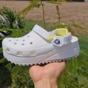 //Buy 1 pair Get 4 Jibbitzs=100฿ for Free// รองเท้าแตะผู้หญิง Crocs Hiker Ikat Clog Women รองเท้าส้นสูง 2.7"=7cm  รองเท้าหัวโตผู้หญิง แฟชั่นและใส่สบาย พร้อมส่ง