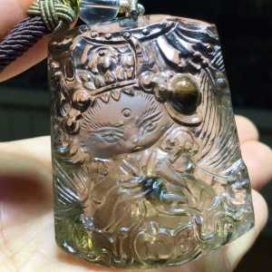 Pure natural fully-enclosed green tourmaline sheet nine-tailed fox fox pendant. The crystal is transparent and the craftsmanship is exquisite. It looks very beautiful when worn.