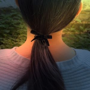 โบว์ผูกผมกำมะหยี่ สีดำ สไตล์เรียบหรู ใส่ง่าย ไม่ดึงผม