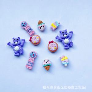 (ซื้อ10แถม50% Off) การ์ตูนน่ารักหมีสีม่วง Crocs Jibbilz Charms Hole รองเท้าดอกไม้ DIY Aksesoris Sepatu ยาง PVC Clogs ตกแต่งสำหรับ Crocs