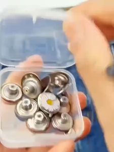 กระดุมโลหะแบบสกรู 10 ชุด (สุ่มลาย) พร้อมอุปกรณ์และกล่อง ขนาด 17 มม. กระดุมทดแทนแบบถอดได้ ใช้ใหม่ได้ ไม่ต้องเย็บ ใช้งานได้หลากหลาย