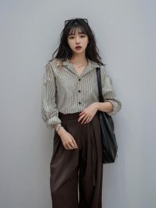 เสื้อเชิ้ตผู้หญิงแขนยาวลายทางสีน้ำเงินและสีชมพูสไตล์ฝรั่งเศสย้อนยุค ดีไซน์ใหม่ ฤดูใบไม้ผลิ 2025 เสื้อเชิ้ตคอโปโลแบบหลวมๆ