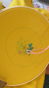 จี้เย็บปักถักร้อยชุดเริ่มต้นสำหรับผู้เริ่มต้นมินิชุดปักครอสติรวมถึงเย็บปักถักร้อยประทับด้วยดอกไม้แบบ R Etro สร้อยคอชุดเครื่องมือปักครอสติสำหรับสร้อยคอ