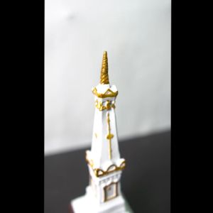 PROMO Kerajinan Miniatur Tugu Jogja Fiber Glass 20x9x7 cm
