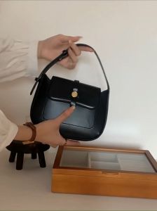 2025 New Arrival Retro Style Korean Structured Leather Small Flap Handbag Crossbody Bag