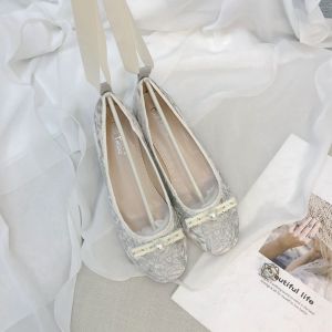 รองเท้าแตะผู้หญิงพื้นแบนปักลายนางฟ้าสไตล์ชาติพันธุ์พร้อมโบว์ผีเสื้อ ทรงหัวมน ทรงหัวมน สำหรับใส่ไปงานวันเกิด