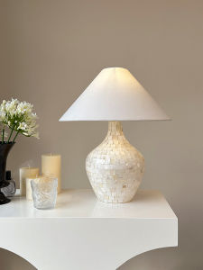 Luxurious French Style Shell Shaped Side Table Lamp Romantic Hotel Bedroom Artistic Touch LED Light Source Modern Style Home Decor