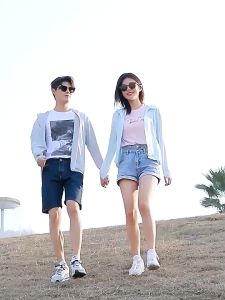 เสื้อผ้าคู่ 2024 เสื้อผ้าป้องกันแสงแดดใหม่สำหรับผู้ชายและผู้หญิง เสื้อผ้าผิวยืดหยุ่นที่เบาและระบายอากาศได้ เสื้อกันลมลำลองกลางแจ้งกันลมและกันน้ำ