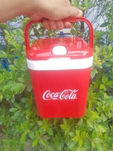 กระติกโคคา-โคล่าสีแดงทรงเหลี่ยมขนาดบรรจุ 2 ลิตร