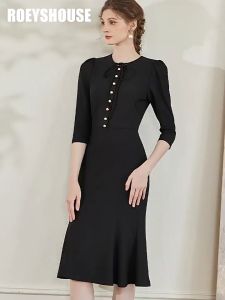 Đầm đuôi cá cổ tròn tay lửng màu đen trơn đích nút hạt châu