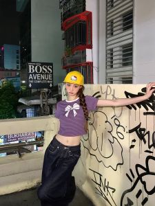 เสื้อยืดคอกลมแขนสั้นทรงเข้ารูปสำหรับผู้หญิงในช่วงฤดูร้อน ทรงเข้ารูป ลายทาง ปมผีเสื้อ แฟชั่นฤดูร้อน ทรงเข้ารูป เสื้อยืดคอกลม