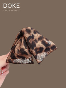 French Hepburn Style Leopard Print Triangle Hair Claw Womens New Fashion Hair Accessories Elegant Back of Head Bun Shark Clamp
