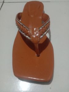 sendal hak tahu 3cm nya.. model kekinian loh..jepit&ban dua selempang sama ban tiga