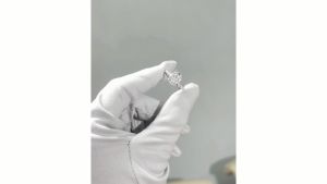 คำขาว 3 การบิดและ แหวนเงิน ชุบทอง ฝังเพชร Moissanite แห้ง 3 กะรัต ฝังฝัง