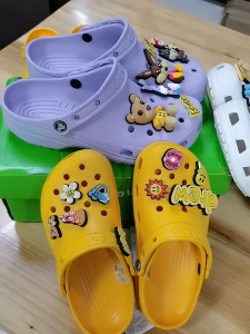 Giày sục crocs chuẩn xịn chống hôi chân nhựa tế bào êm mềm đúc liền khối siêu bền đi mưa lội nước đi biển band jutin drew house màu tím tặng kèm sticker như hình