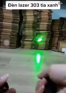 Đèn Pin Laser 303 Tia Xanh Tia Đỏ Siêu Sáng Kèm Pin và sạc chiếu sáng thuyết trình hiệu ứng kính vạn hoa