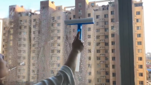 อุปกรณ์ทำความสะอาดกระจกอเนกประสงค์ในครัวเรือนทำความสะอาดกระจกเช็ดกระจกพร้อมบัวรดน้ำสามในหนึ่งเดียวสำหรับใช้ภายนอกสองด้าน