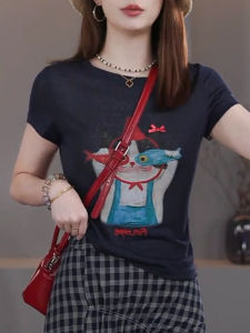 Shalldoer | เสื้อยืดแขนสั้นพิมพ์ลายสไตล์อเมริกันย้อนยุคสำหรับผู้หญิงในช่วงฤดูร้อนปี 2025 เสื้อตัวบนทรงสลินเนอร์ที่หรูหราและไม่ซ้ำใคร