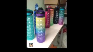 Bình Đựng Nước 1L Nhiều Màu Có Vạch Báo Giờ Uống Nước Tặng kèm sticker siêu dễ thương