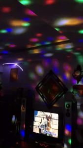 Đèn led xoay tròn 8 màu nháy chớp theo nhạc bay phòng sân khấu hiệu ứng 360 độ tặng kèm đui cắm E27