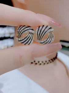 Pure Silver Needle Diamond Paved Black Stripe Earrings Personality Elegant Fashion Jewelry Womens Fresh out New Year Model