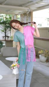 เสื้อครอปกะเหรี่ยงลายน้ำไหล เป็นการทอแบบวิถีดั้งเดิมเรียกว่า "ทอแบบกี่เอว" ผสมผสานด้วยการแต่งถักโครเช และ ฝั้นชาย(แถมฟรีโบว์มัดผม)