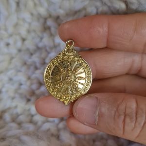 เหรียญ นพเก้า วัดสระกระโจม จ.สุพรรณบุรี ปี 30.  "Noppakao" the gold-plated amulet of Sra Krachom Temple 1987.