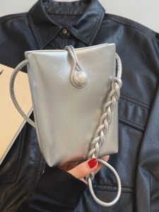 กระเป๋าสะพายไหล่ผู้หญิงสีเงินทรงถังสไตล์เกาหลี ฤดูร้อน 2025 กระเป๋าสะพายข้างโทรศัพท์มือถือสีแดงแบบลำลอง ซิปปิด