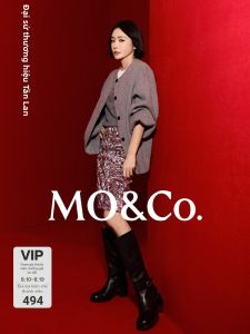 MO&Co. | Chân Váy Dài Phẳng Cao Cổ Đính Thêu Kỹ Nhuộm Velvet Năm Mới
