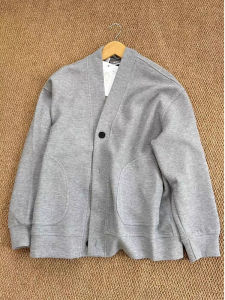 สีเทาเข้ม คอวี ลายวาฟเฟิลเปิด คาร์ดิเกน เสื้อสเว็ตเชิ้ต ผู้ชาย ฤดูใบไม้ผลิ ฤดูใบไม้ร่วง สไตล์ American Retro CleanFit เสื้อแจ็คเก็ต หลวม Fit แขนยาว