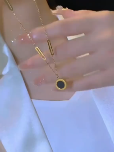 Kalung Titanium Rantai Gold Liontin Angka Romawi Hitam dan Putih / Kalung Titanium Wanita Anti Karat Selamanya