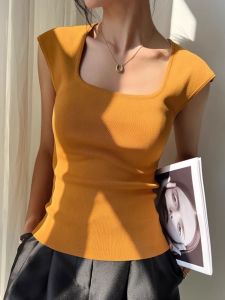 เสื้อยืดคอกว้างแขนสั้นผ้าถักทรงเข้ารูปสำหรับผู้หญิง ฤดูร้อน 2025 เสื้อผ้าทำงานสไตล์เกาหลี สไตล์เรียบง่าย สวมใส่สบาย