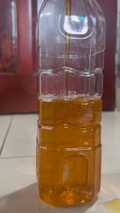 Dầu mè đen nguyên chất nhà làm theo phương pháp thủ công đặc biệt thơm ngon tốt cho sức khoẻ cả gia đình.